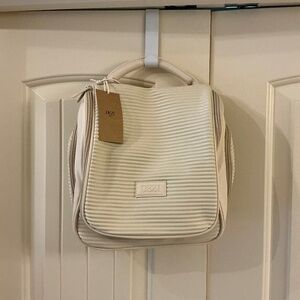 Dezi Hanging Travel Organizer New With Tags